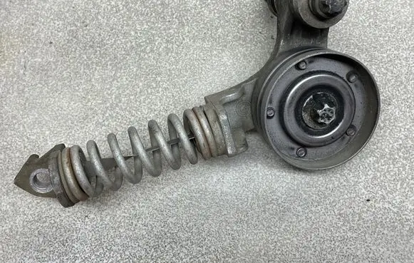 Opel Meriva A Generator/alternator belt tensioner 55565236