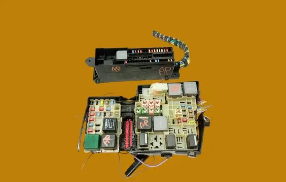 Ford Focus Fuse box set AV6T-14K131-AB