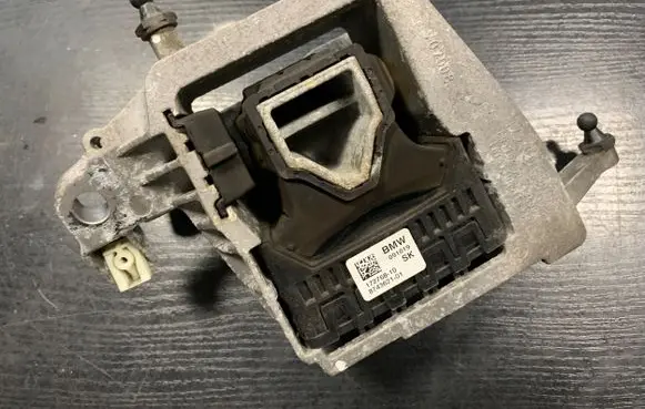 BMW 2 F46 Engine mount bracket 8743621