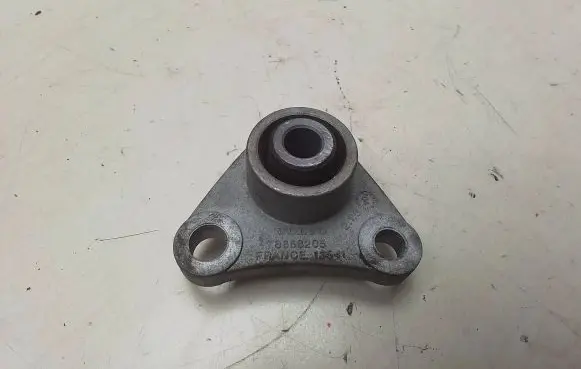 Volvo S80 Engine mount bracket 8666205