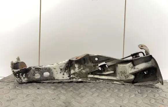 Audi A6 S6 C4 4A Radiator mount bracket 4A0805807