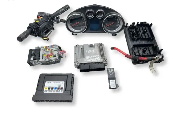 Opel Zafira C Engine ECU kit and lock set 55590420 55579447 0281019088