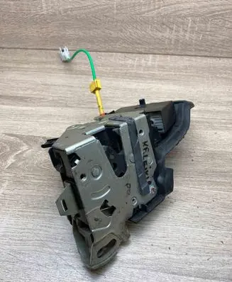 BMW 5 E39 Front door lock 8235126 8352165