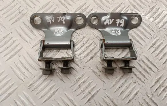 Toyota Avensis T250 Tailgate/trunk/boot hinge 6881005020
