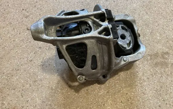 Porsche Cayenne (9Y0 9Y3) Engine mount bracket 4M0199372FM