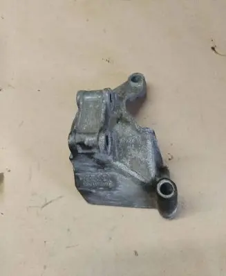 Audi Q7 4L Power steering pump mounting bracket 06E145393G