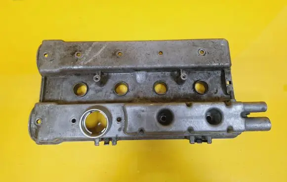 Opel Corsa B Rocker cam cover 90470439