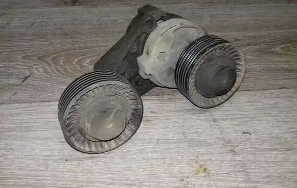 Volvo V70 Alternator belt tensioner 
