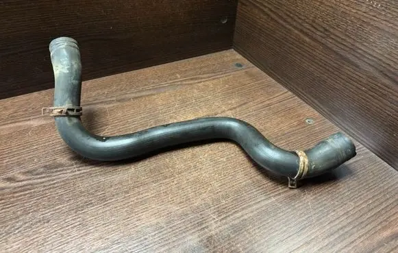 Engine coolant pipe/hose