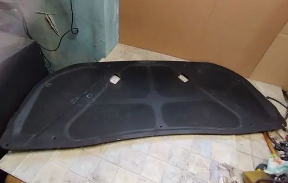 Engine bonnet/hood sound/heat insulation