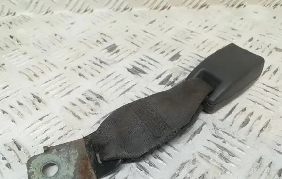 Mazda B2500 Rear seatbelt buckle 