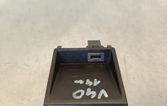 Volvo V40 USB socket connector 31306768 31307313