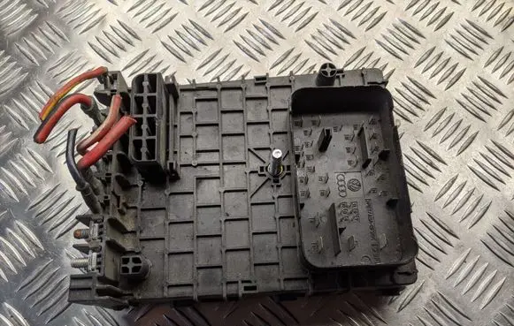 Volkswagen PASSAT B6 Fuse module 63592777 3C0937125