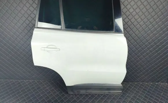 Volkswagen Tiguan Rear door