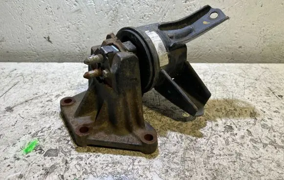 KIA Sportage Engine mount bracket 218352S101