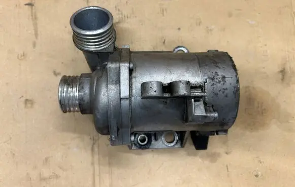 BMW 5 E60 E61 Water pump 307076050