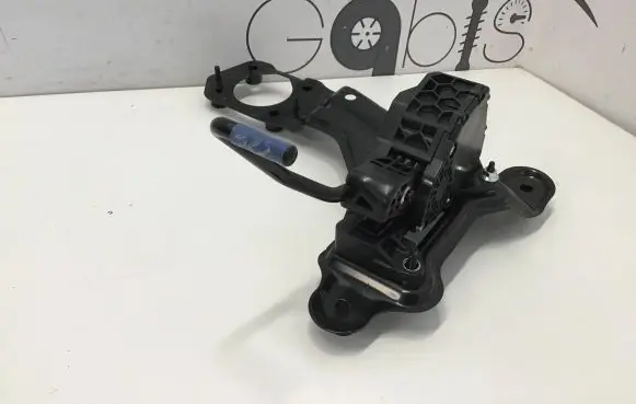 Toyota RAV 4 (XA50) Accelerator throttle pedal bracket 7811033141 2701001040