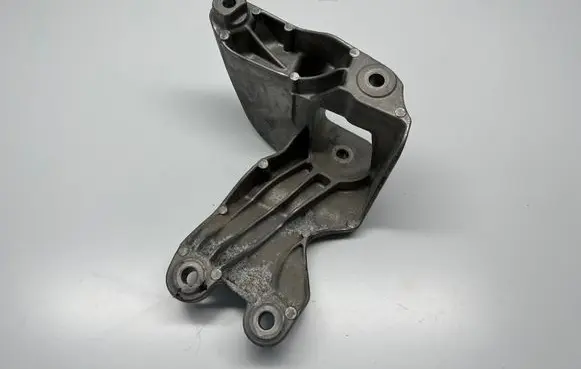 Volkswagen Amarok Engine mounting bracket 2H6199308A