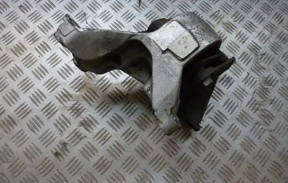 Honda CR-V Engine mount bracket