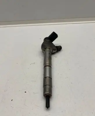 Volkswagen PASSAT B8 Fuel injector 0445110469 AAR5BW7 04L130277AC