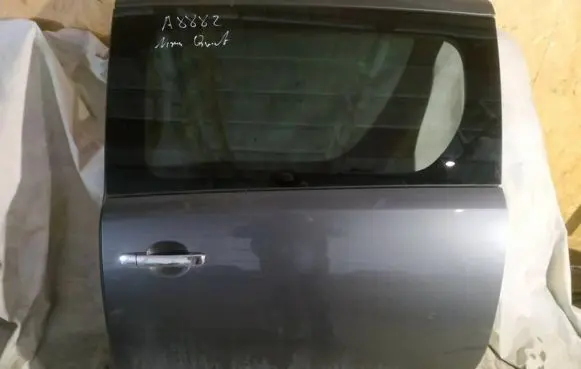 Nissan Quest Rear door pilkos