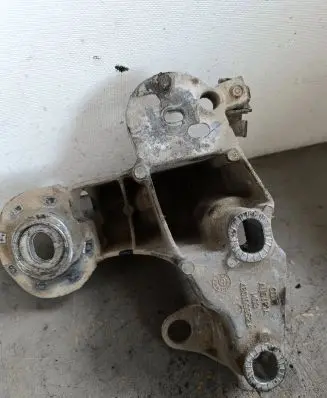 Audi A4 S4 B5 8D Engine mounting bracket 4b0199352a