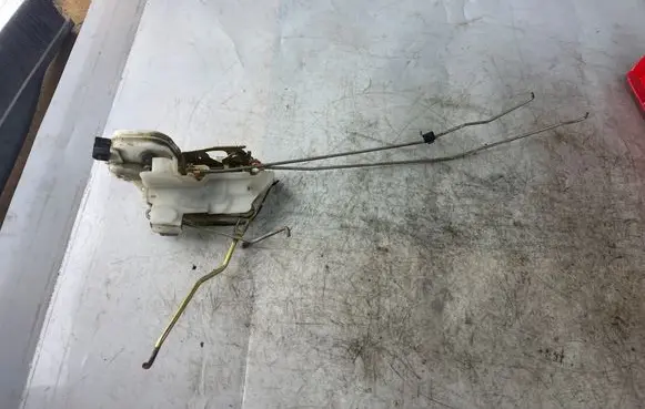 Mitsubishi Pajero Sport I Front door lock