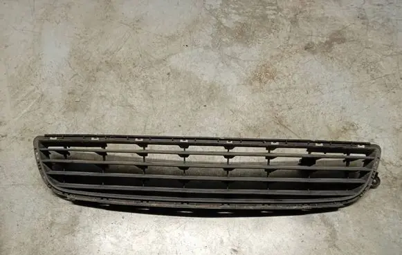 Opel Zafira B Front bumper lower grill 13124978