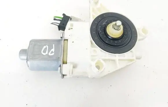 Mercedes-Benz A W176 Front door window regulator motor A2469065200 933866101