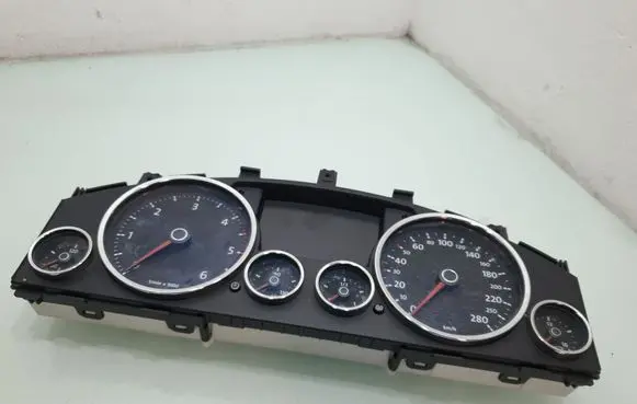 Volkswagen Touareg I Speedometer (instrument cluster) 7L6920885J