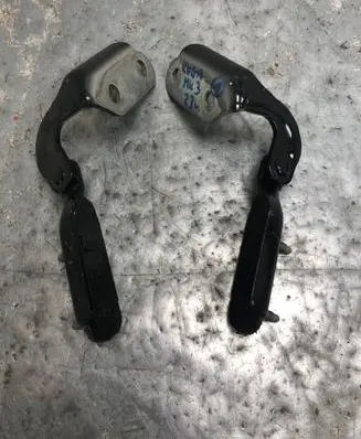 Tailgate/trunk/boot hinge