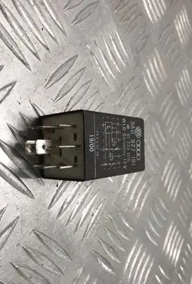 Volkswagen PASSAT B5 Other relay 3A0927181