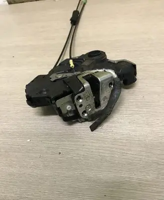Suzuki Grand Vitara II Front door lock