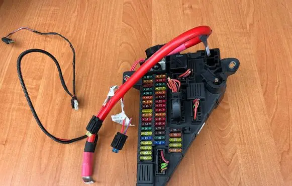 BMW 5 E60 E61 Fuse module 9138830