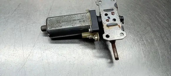 Volvo V70 Seat adjustment motor 0390203219