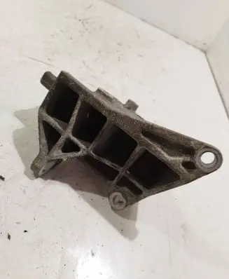 Subaru Legacy Engine mounting bracket