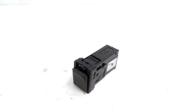 Toyota Hilux (AN120, AN130) USB socket connector 861900K030C