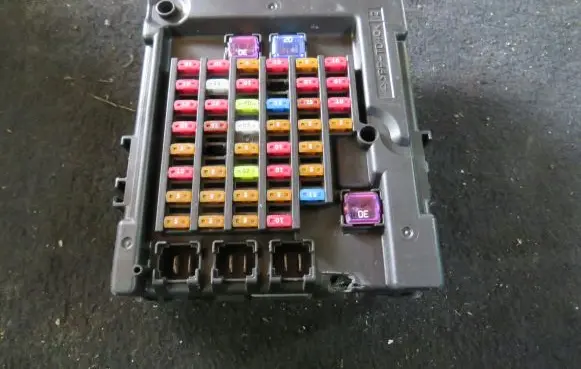 Isuzu D-Max Fuse module 8975428612