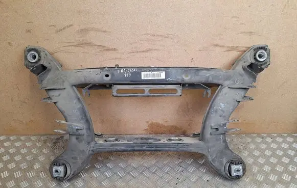 Mercedes-Benz C W204 Front subframe 2043506266 0000351196