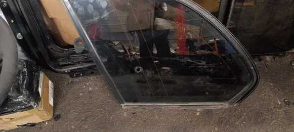 BMW X5 E53 Rear side window 43R00022