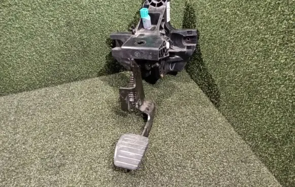 Opel Vivaro Clutch pedal 465033911R 93459472 14017095