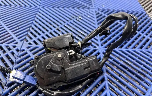 Lexus CT 200H Loading door lock 