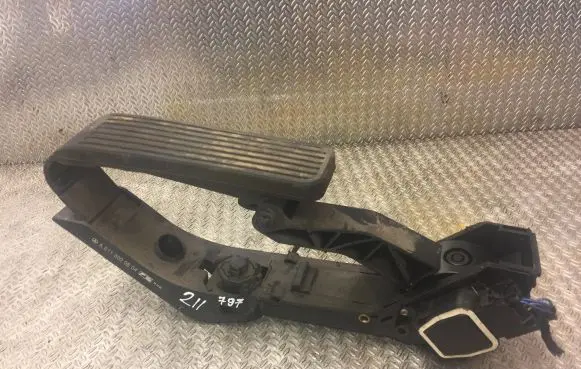 Mercedes-Benz E W211 Accelerator throttle pedal 2113000504 A2113000504