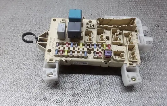 Toyota Corolla Verso AR10 Fuse module 892210F010