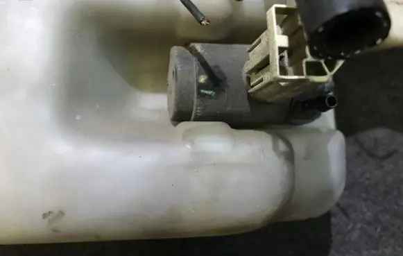 Land Rover Discovery Windscreen/windshield washer pump