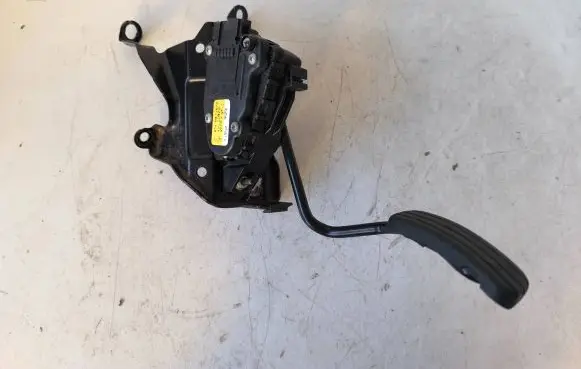 Accelerator throttle pedal