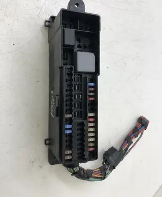 Ford Focus Fuse module AV6T14K131AB