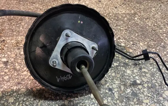 Volkswagen Cross Polo Brake booster 126M