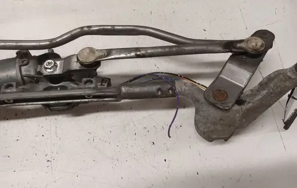 Mazda 5 Front wiper linkage and motor