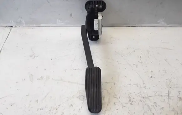 Volvo V70 Accelerator throttle pedal 30636003